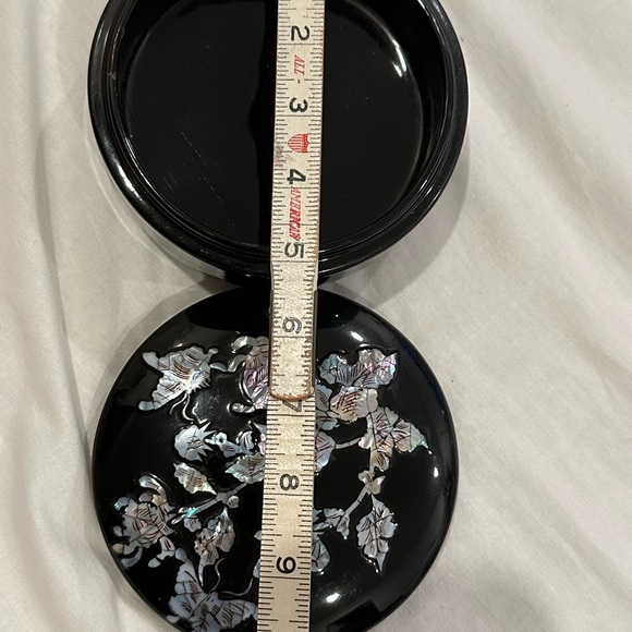 Vintage Black Lacquer Trinket Box beautiful Inlays Round Jewelry Storage - Picture 5 of 10